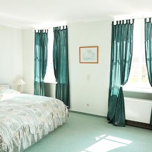 Zimmer mit Kingsize-Bett